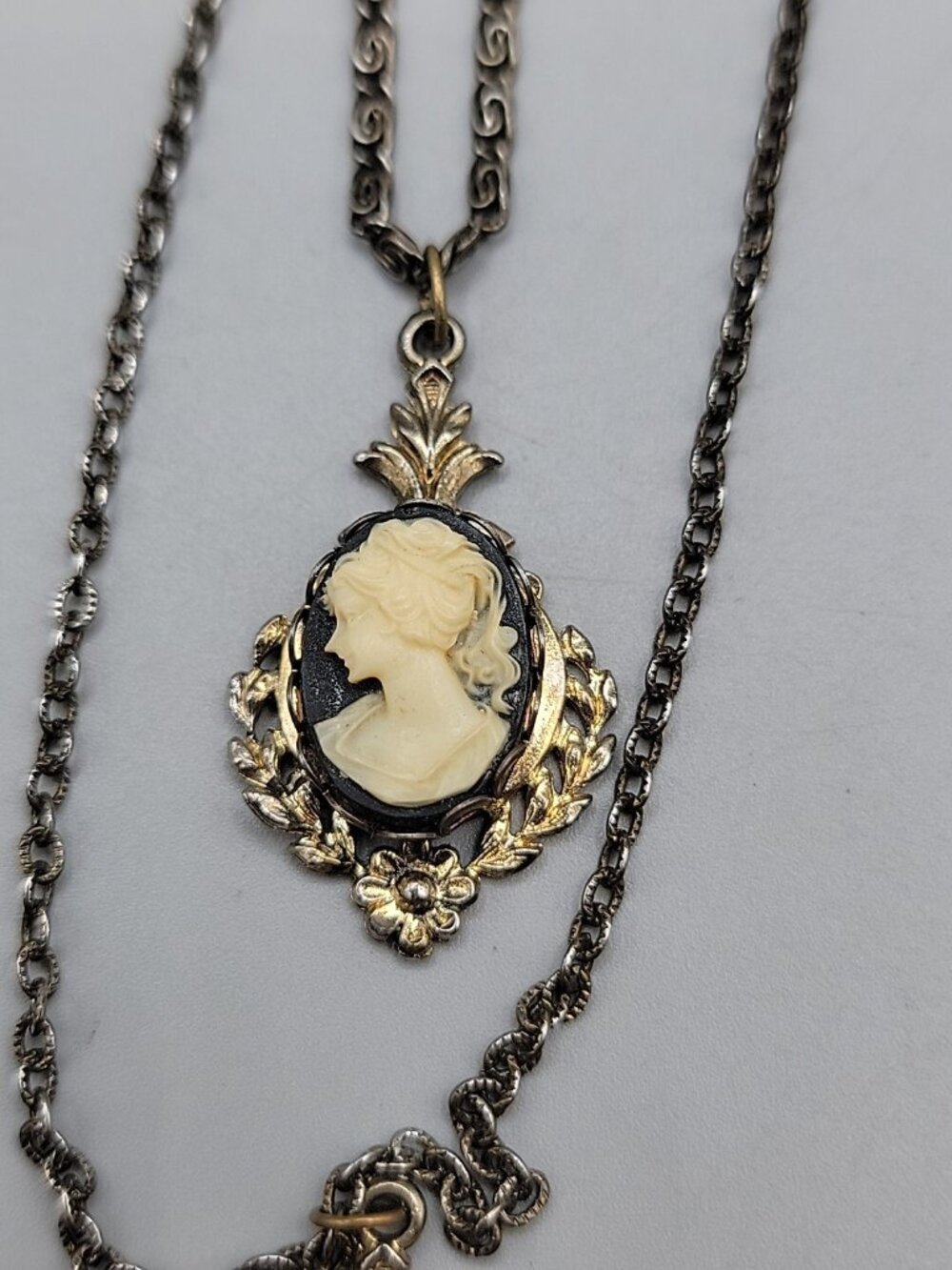 Double Faux Glass Cameo Necklace 18" Gold Tone Chain Right & Left Facing - Picture 13 of 13